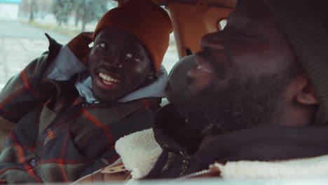 Zwei-Afroamerikanische-Männer-Lächeln-Und-Unterhalten-Sich-Im-Auto